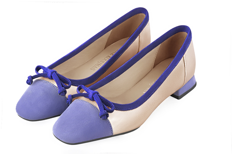 Lavender purple and gold women's ballet pumps, with low heels. Square toe. Flat flare heels. Front view - Florence KOOIJMAN